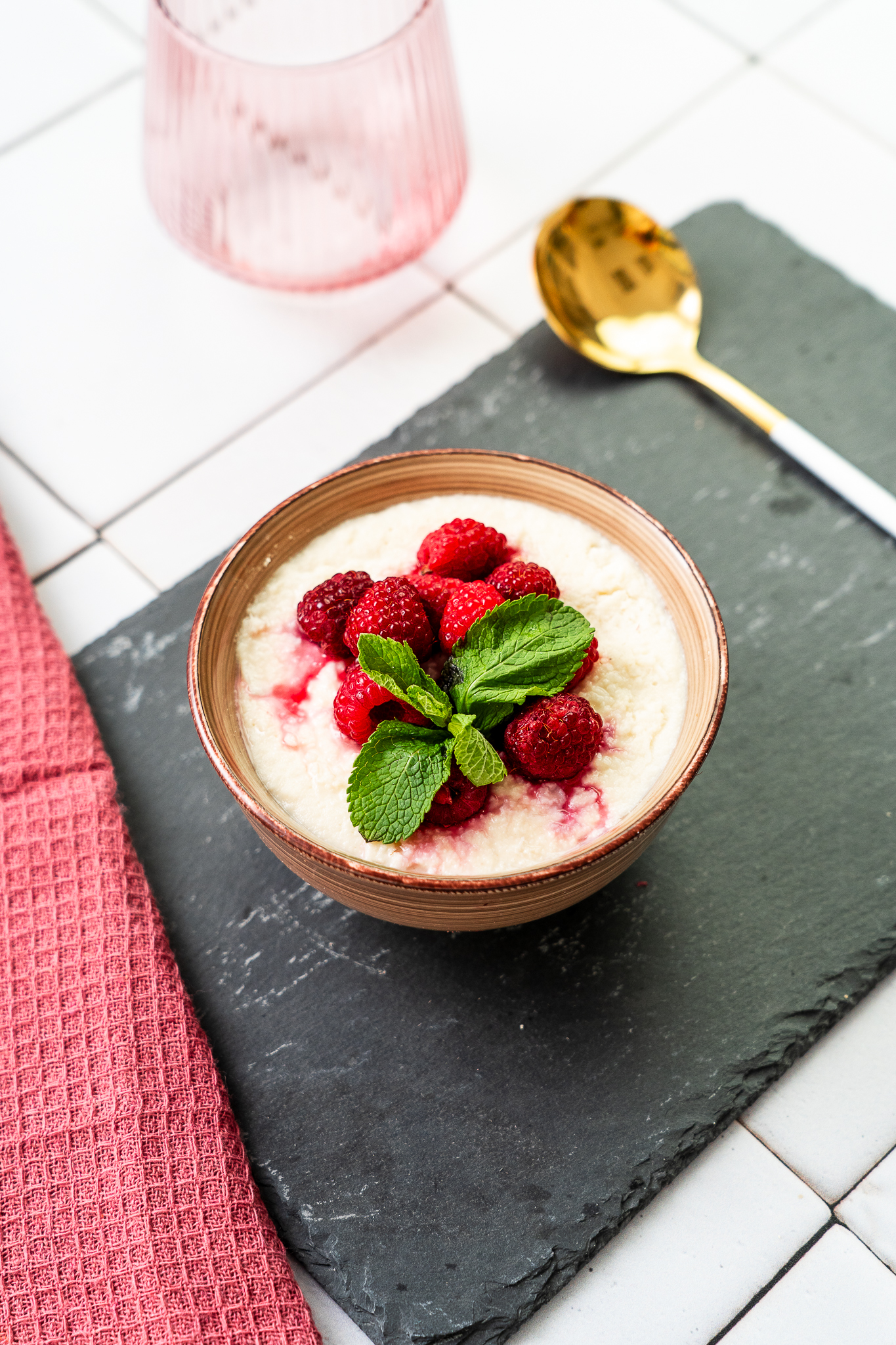 Keto budyń waniliowy na mleczku kokosowym z malinami