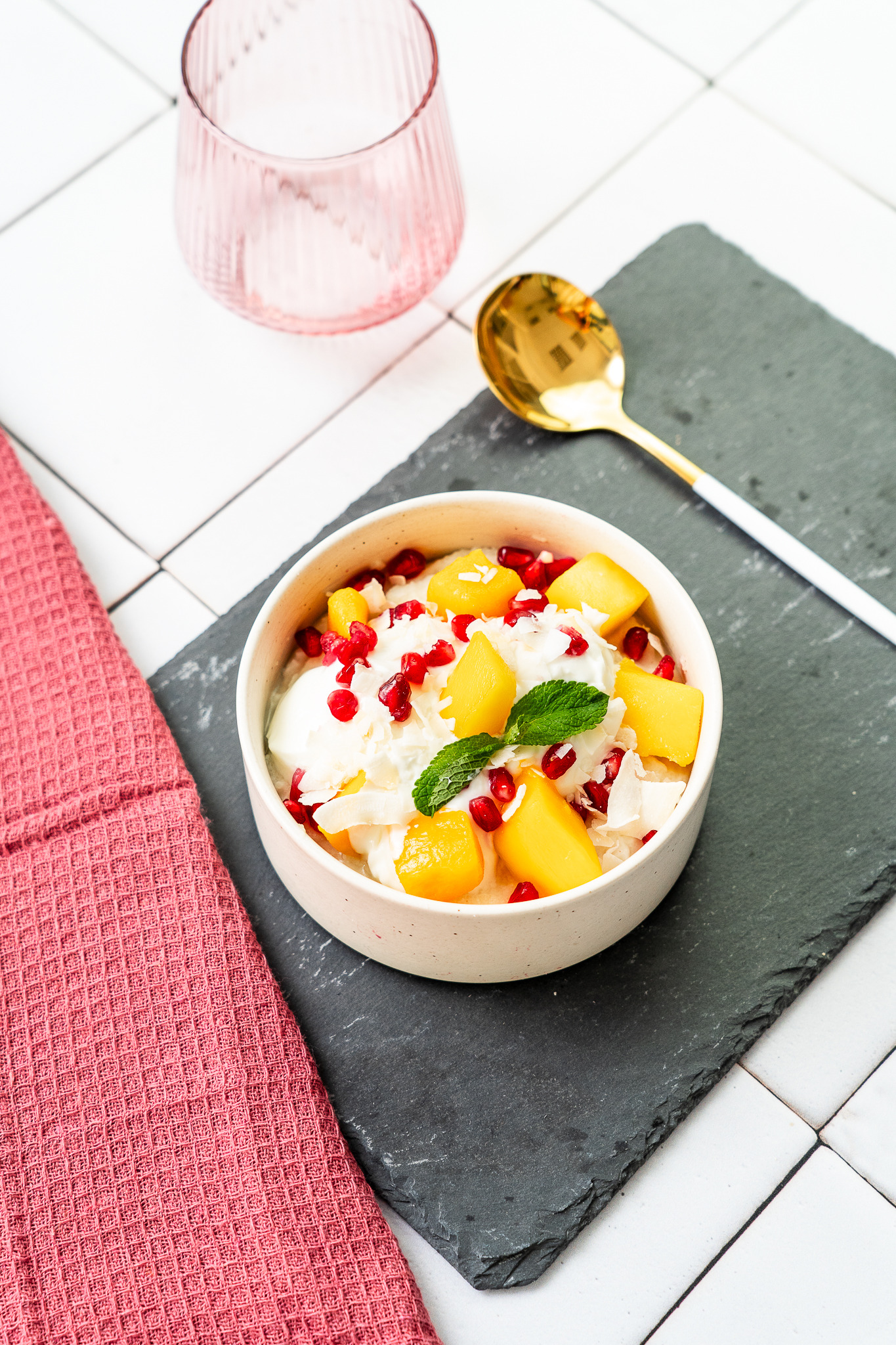 Kokosowo-budyniowa kasza manna ze skyrem waniliowym i mango
