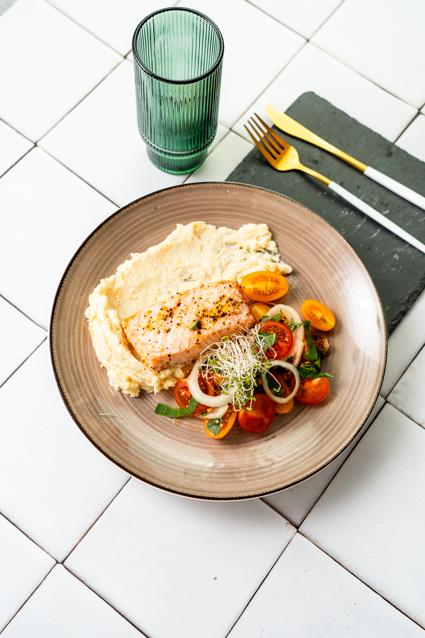 Grillowany łosoś z puree kalafiorowo-serowym i surówką z kolorowych pomidorów