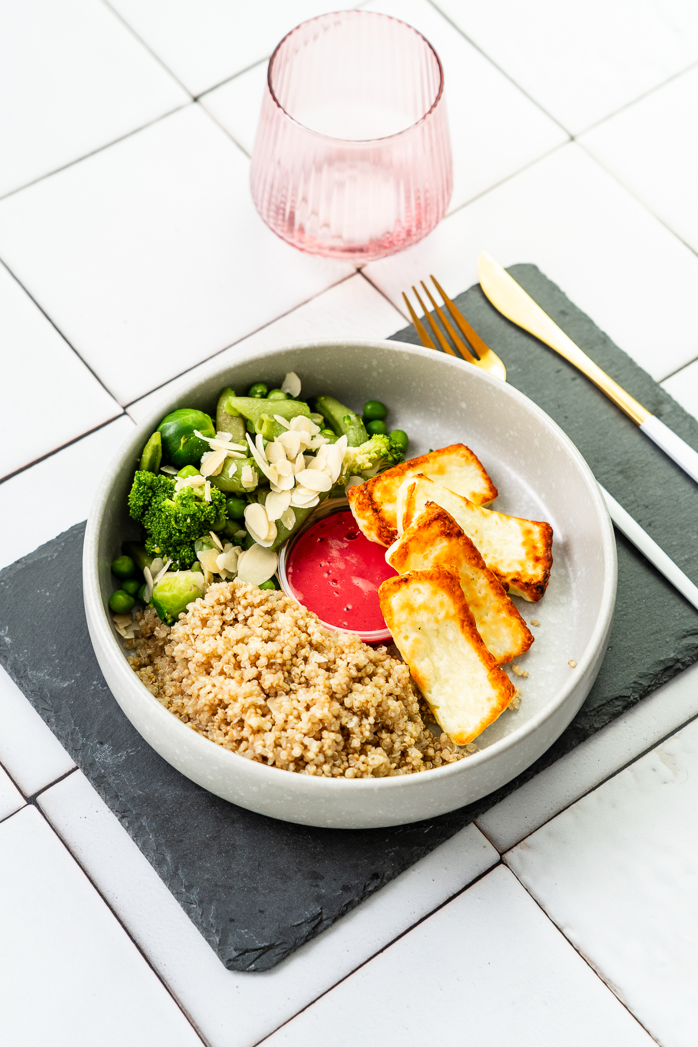 Bowl z zielonymi warzywami, komosą, malinowym dressingiem na bazie oliwy i halloumi