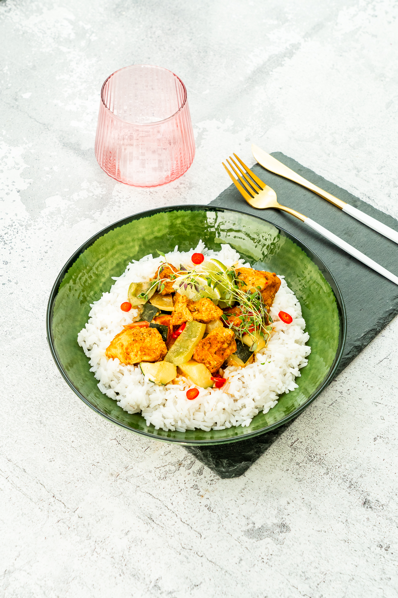 Curry z kurczakiem i warzywami podane z ryżem basmati