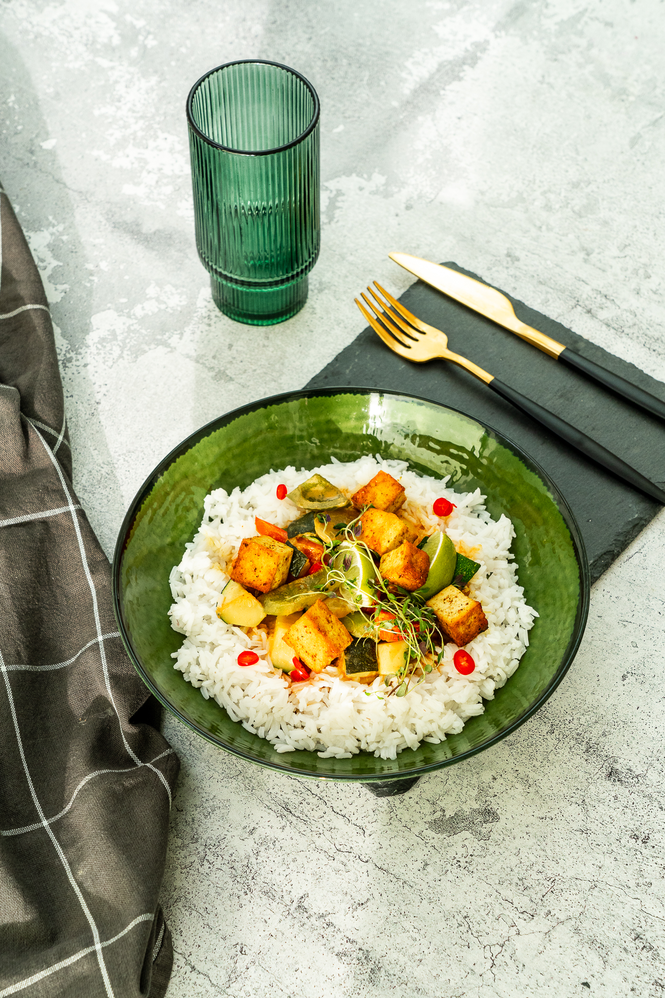 Curry z tofu i warzywami podane z ryżem basmati