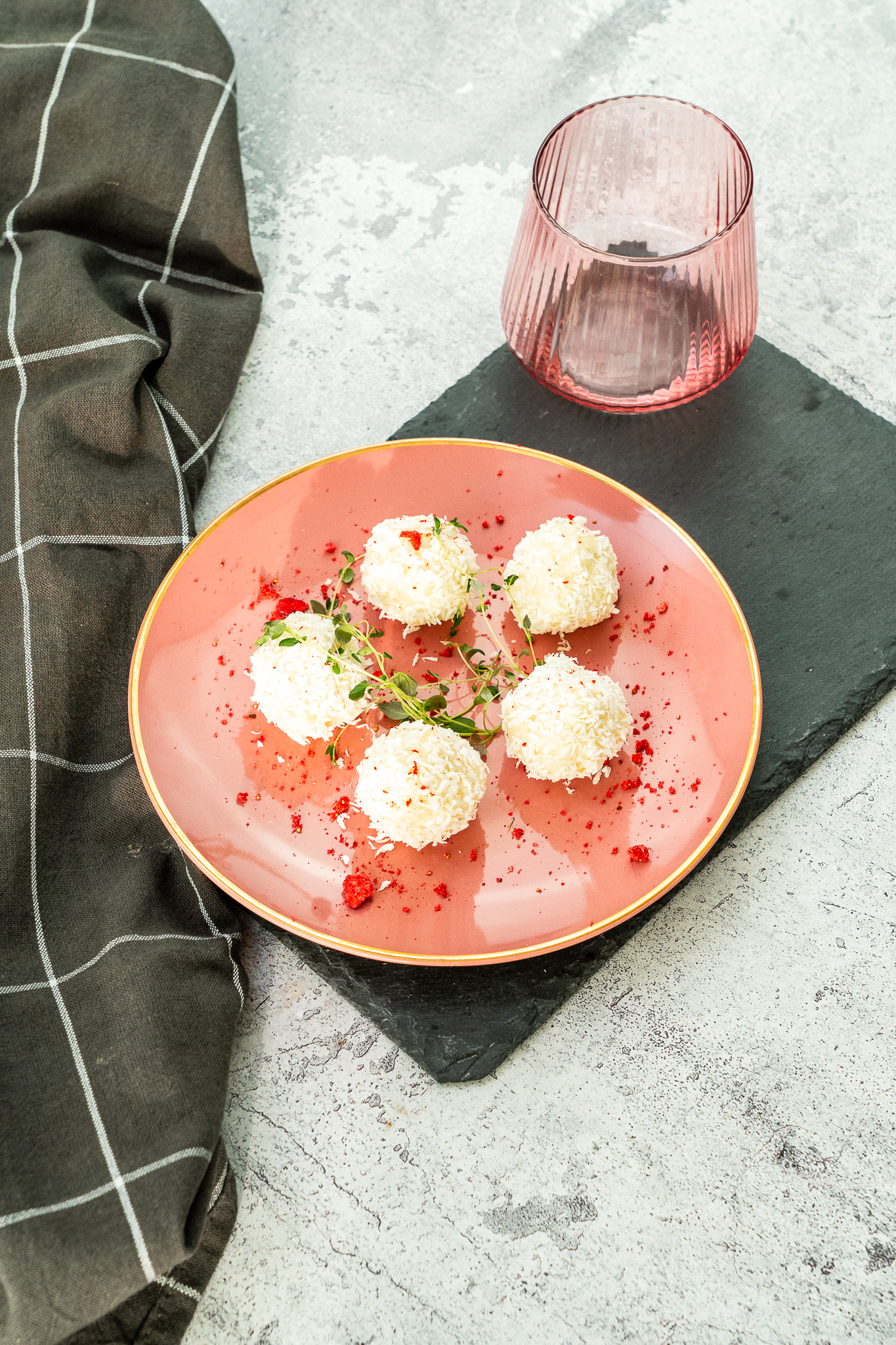 Keto kokosowe trufle z mielonymi migdałami i mascarpone