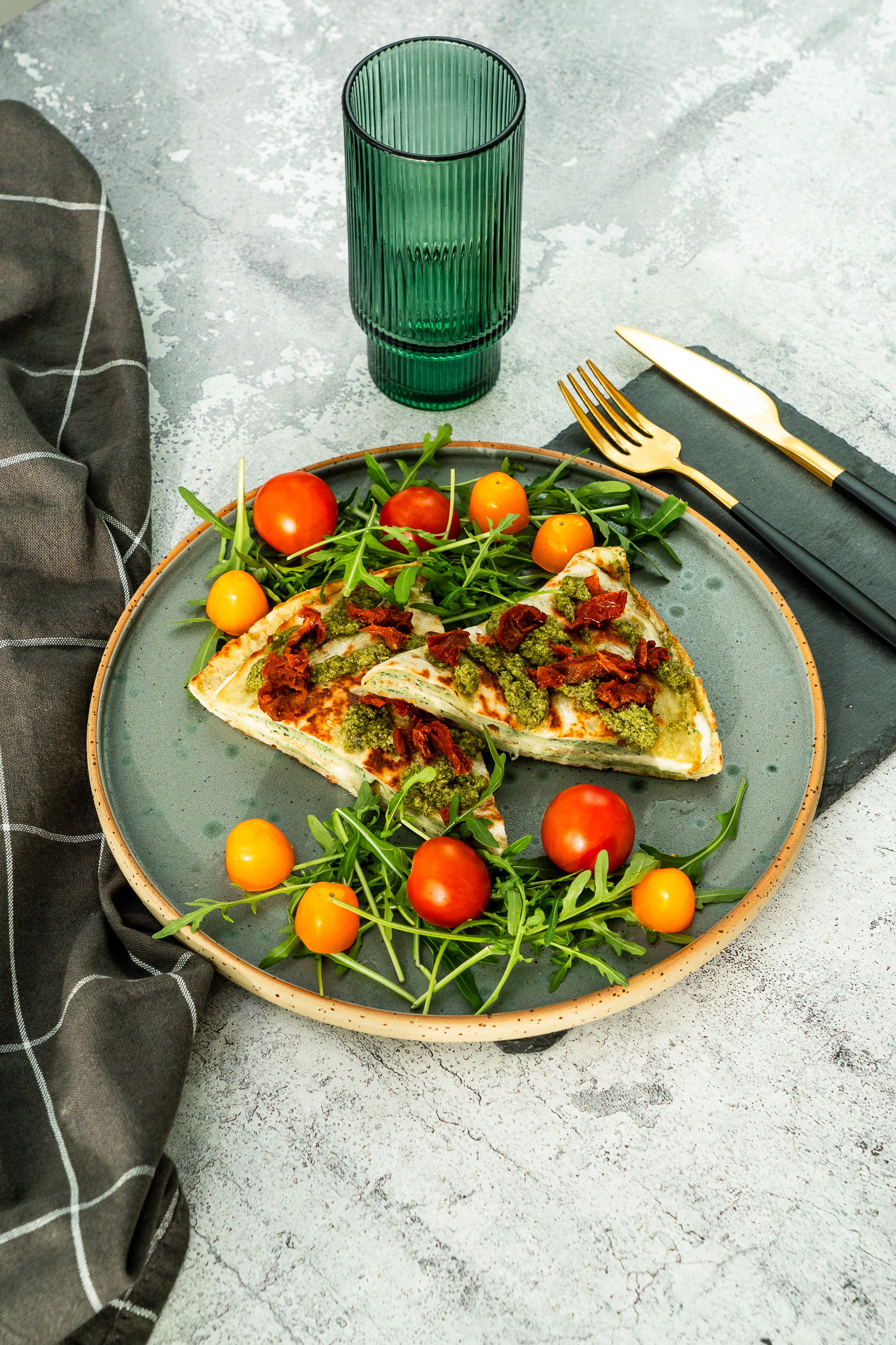 Tortilla pełnoziarnista z jajkiem, burratą, pesto bazyliowym i suszonymi pomidorami