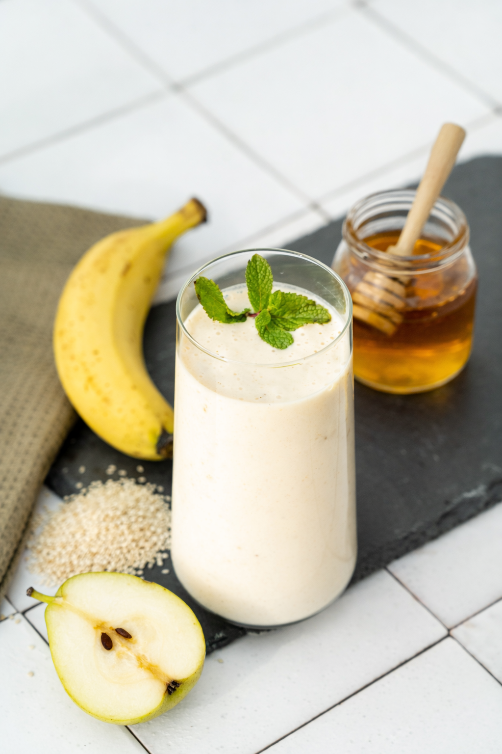 Smoothie chałwowe wysokobiałkowe z pieczoną gruszką, tahiną i skyrem