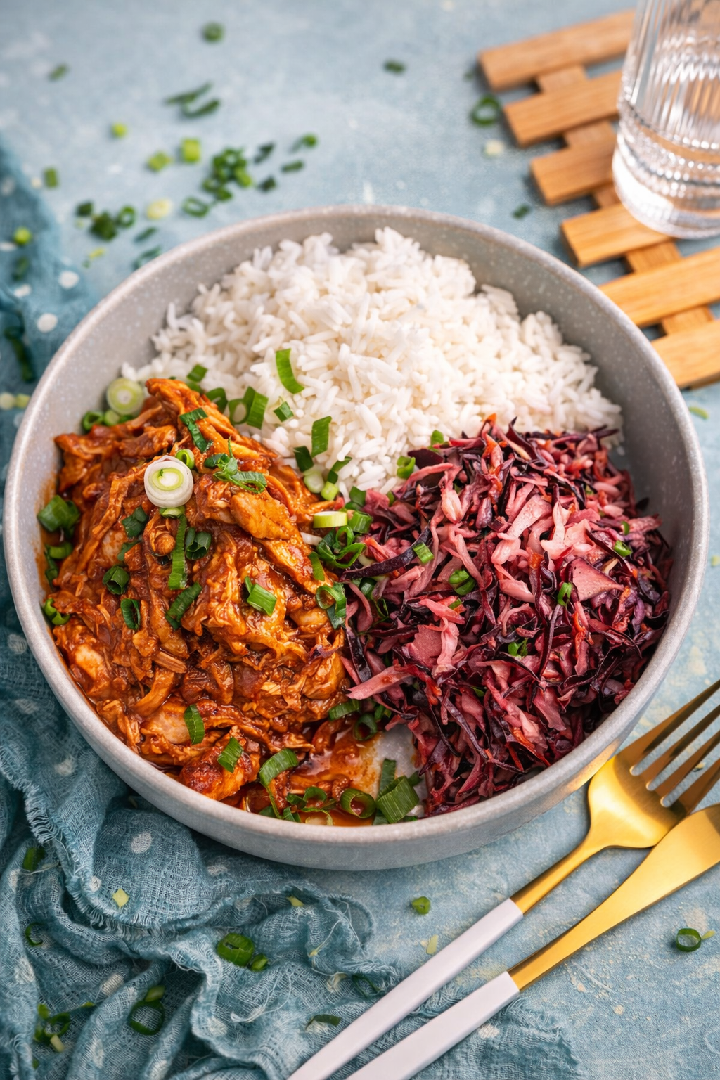 Pulled chicken w domowym sosie bbq z ryżem basmati i kolorową surówką coleslaw