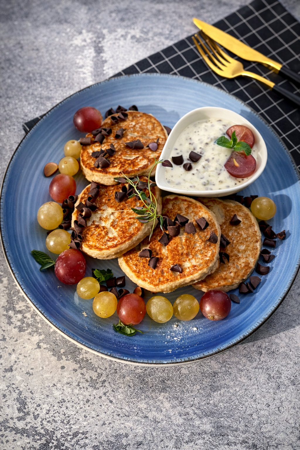 Tofurniczki z patelni podane z jogurtem roślinnym straciatella i winogronami