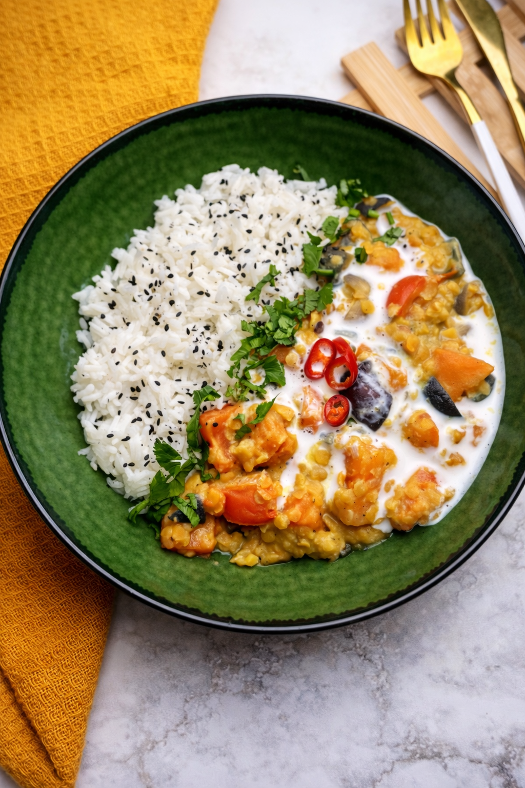 Rozgrzewający dahl z soczewicą, batatem i papryką podany z ryżem basmati