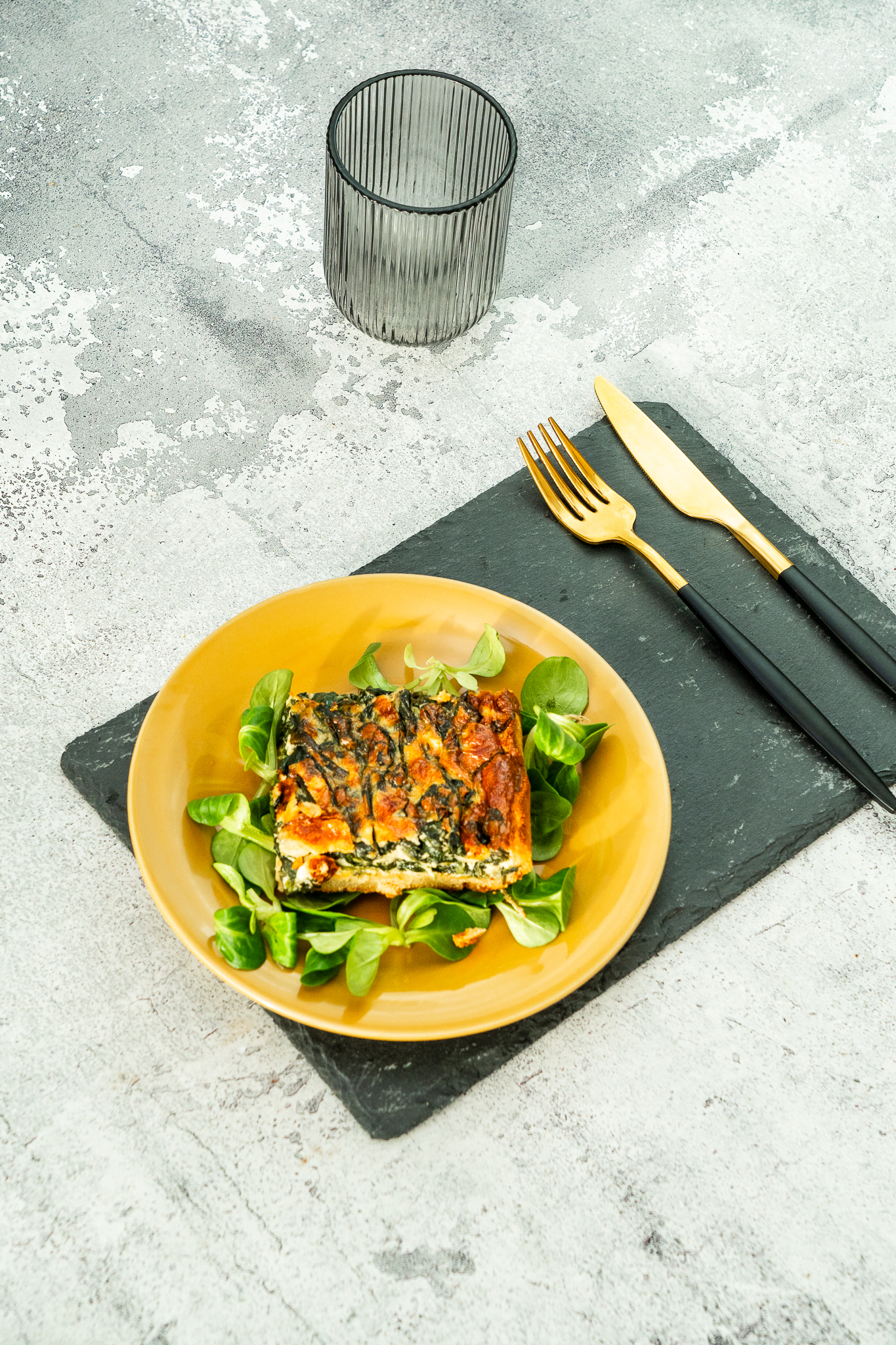 Keto tarta na maślano-migdałowym spodzie ze szpinakiem, czosnkiem i fetą