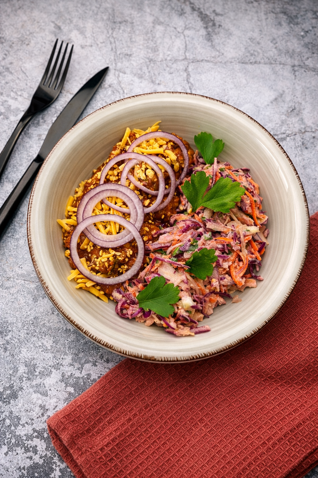 Szarpany kurczak w domowym sosie bbq podany z kolorową surówką a'la coleslaw 