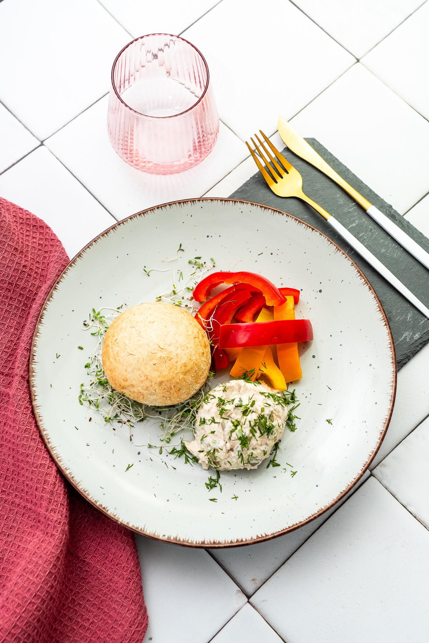 Twarogowa pasta z tuńczykiem podana ze świeżą papryką i grahamką