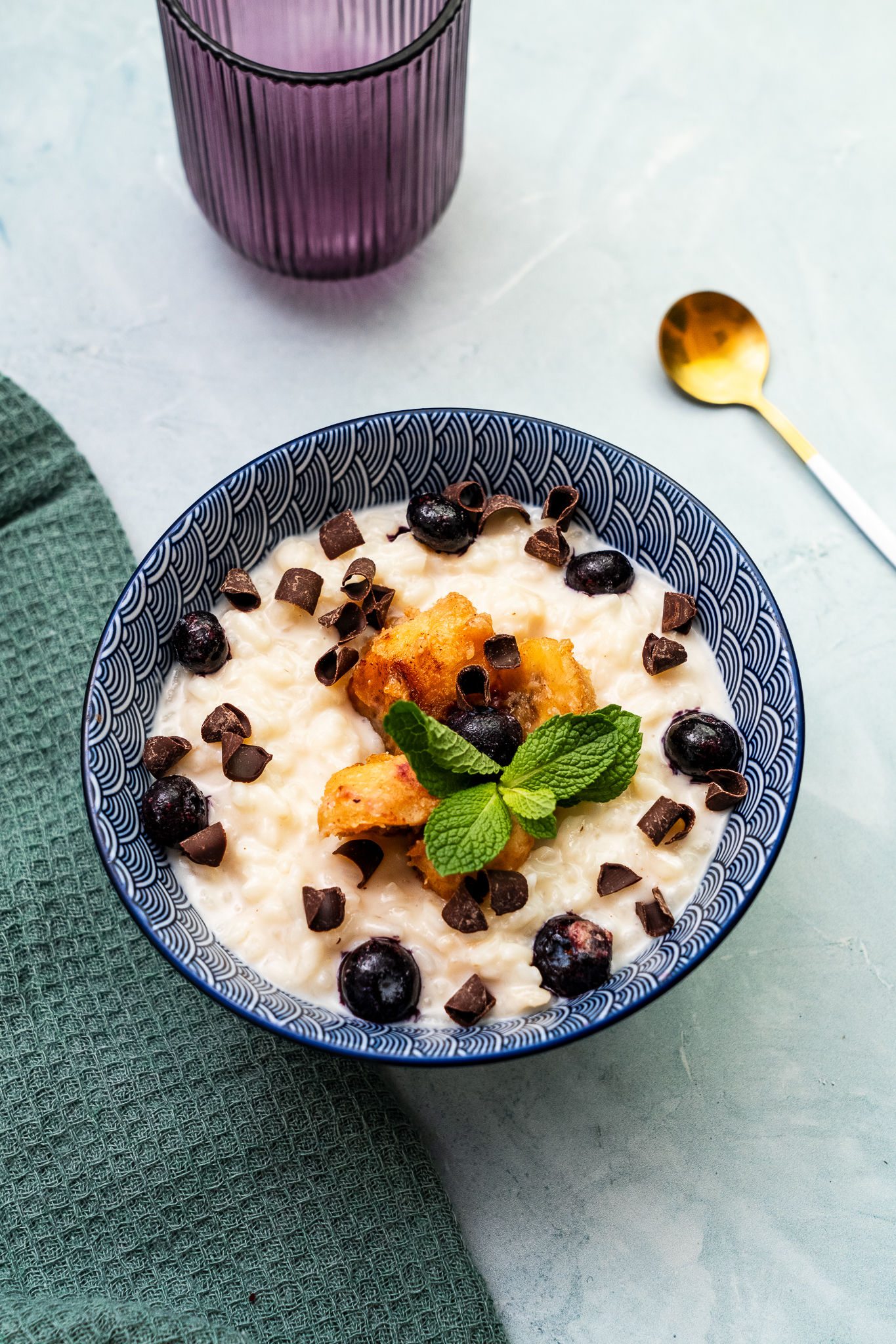 Risotto na słodko ze smażonym w cynamonie bananem, borówką i gorzką czekoladą