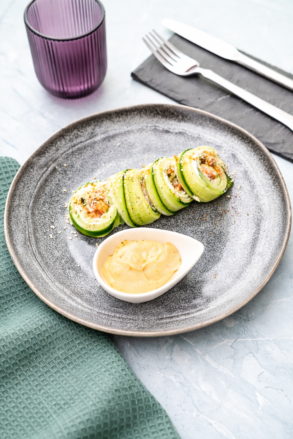Keto sushi z ogórkiem, serkiem i wędzonym łososiem podane z sosem spicy mayo
