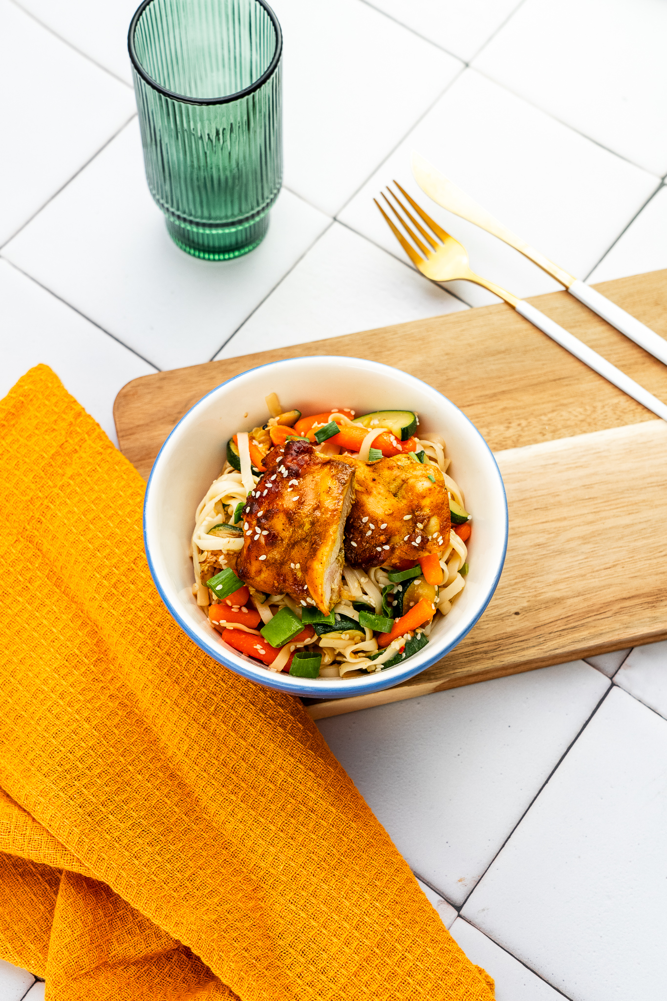 Makaron udon z udkiem z kurczaka, marchewką i cukinią