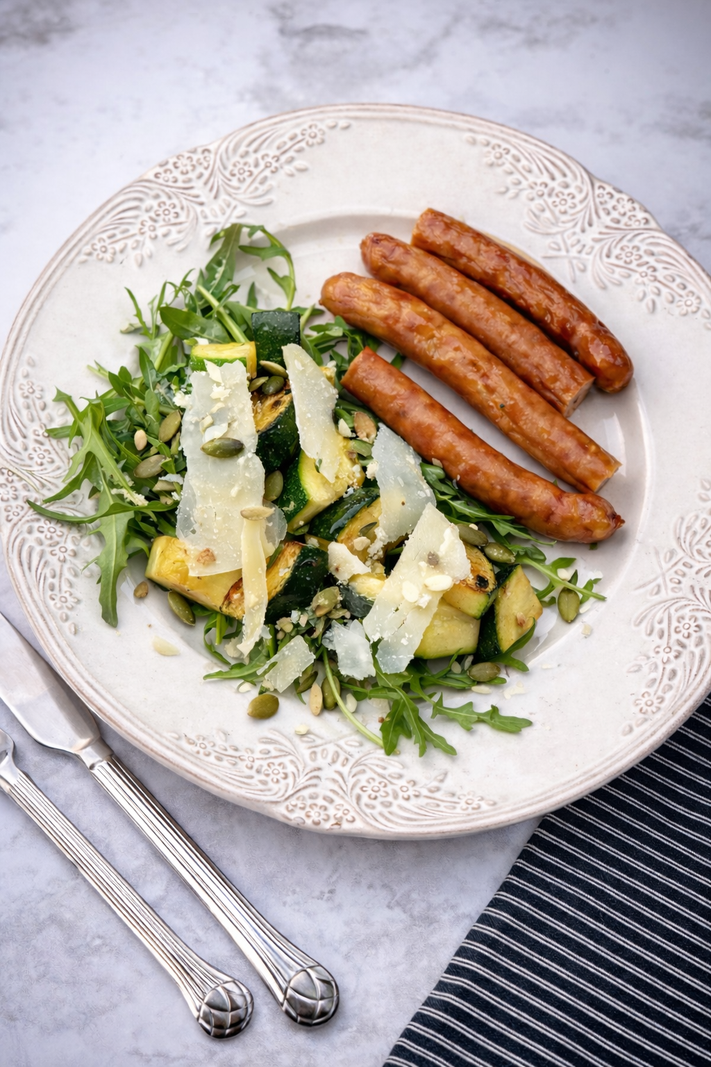 Drobiowa kiełbaska od lokalnego dostawcy podana z grillowaną cukinią i parmezanem