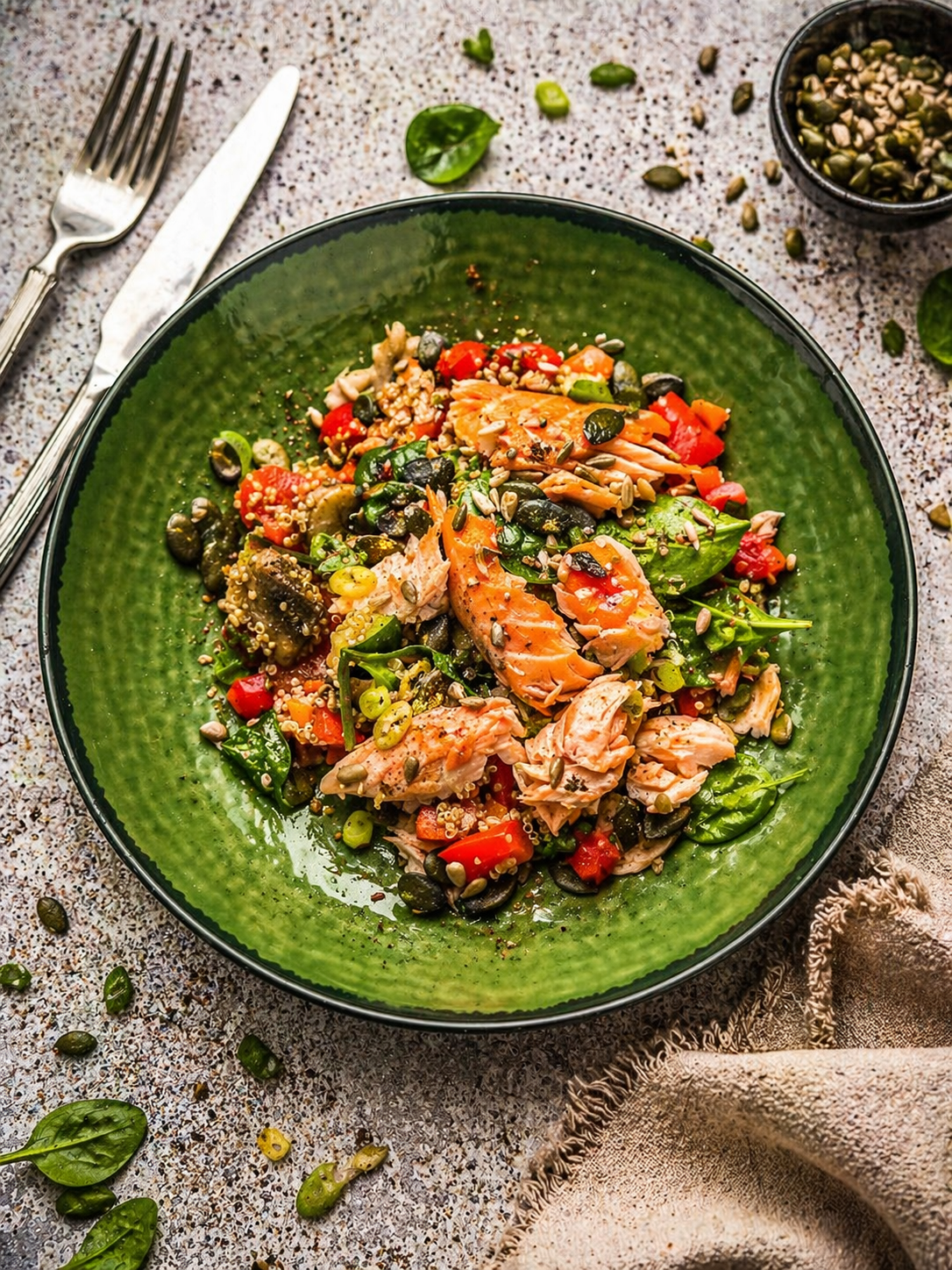  Sałatka z quinoa z warzywami i łososiem wędzonym na gorąco