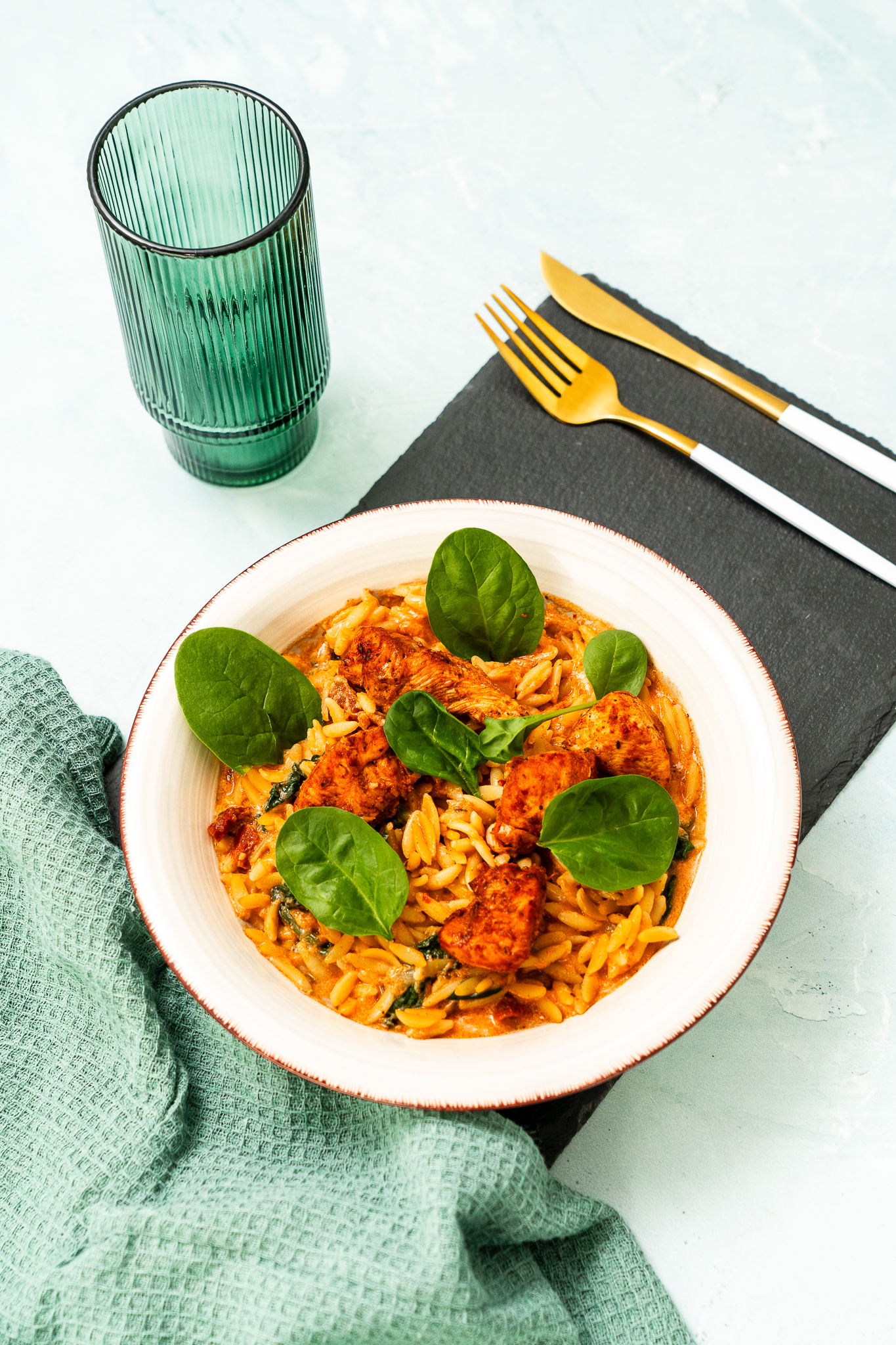 Makaron orzo z kurczakiem w kremowym sosie z suszonymi pomidorami i szpinakiem