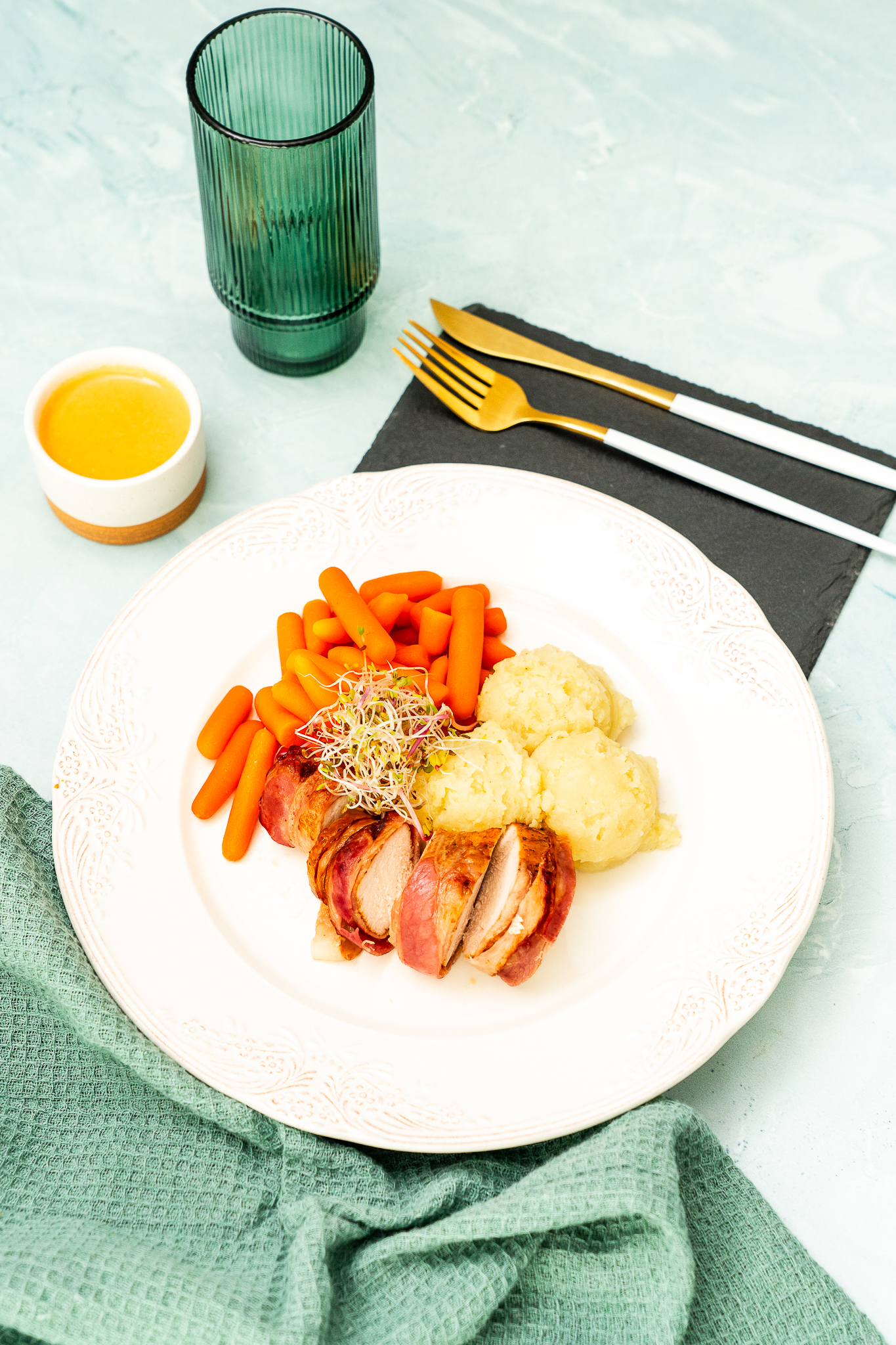 Kurczak w boczku z sosem z warzyw korzeniowych z puree z ziemniaków