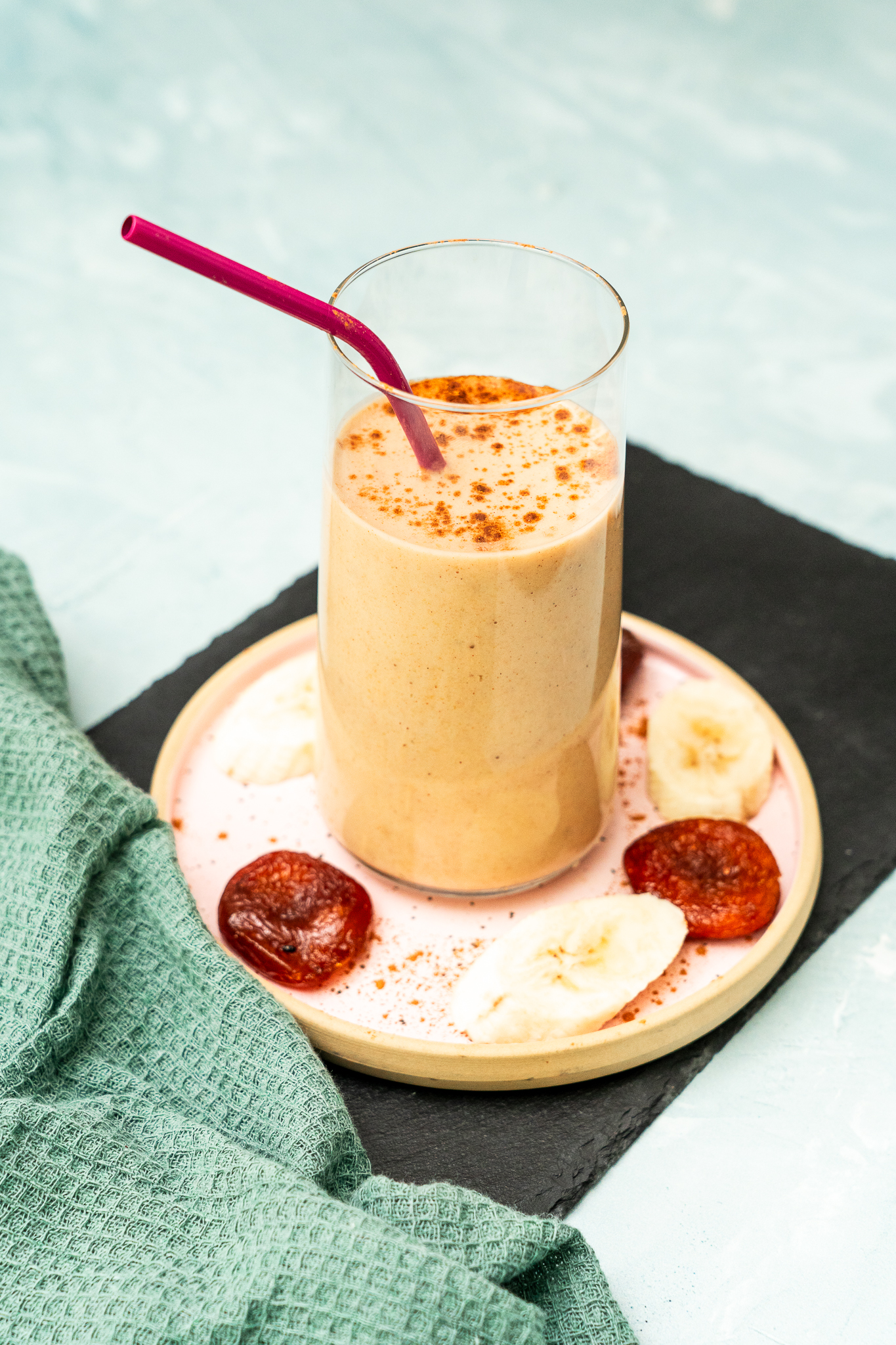 Morelowe smoothie na napoju roślinnym z masłem migdałowym i cynamonem