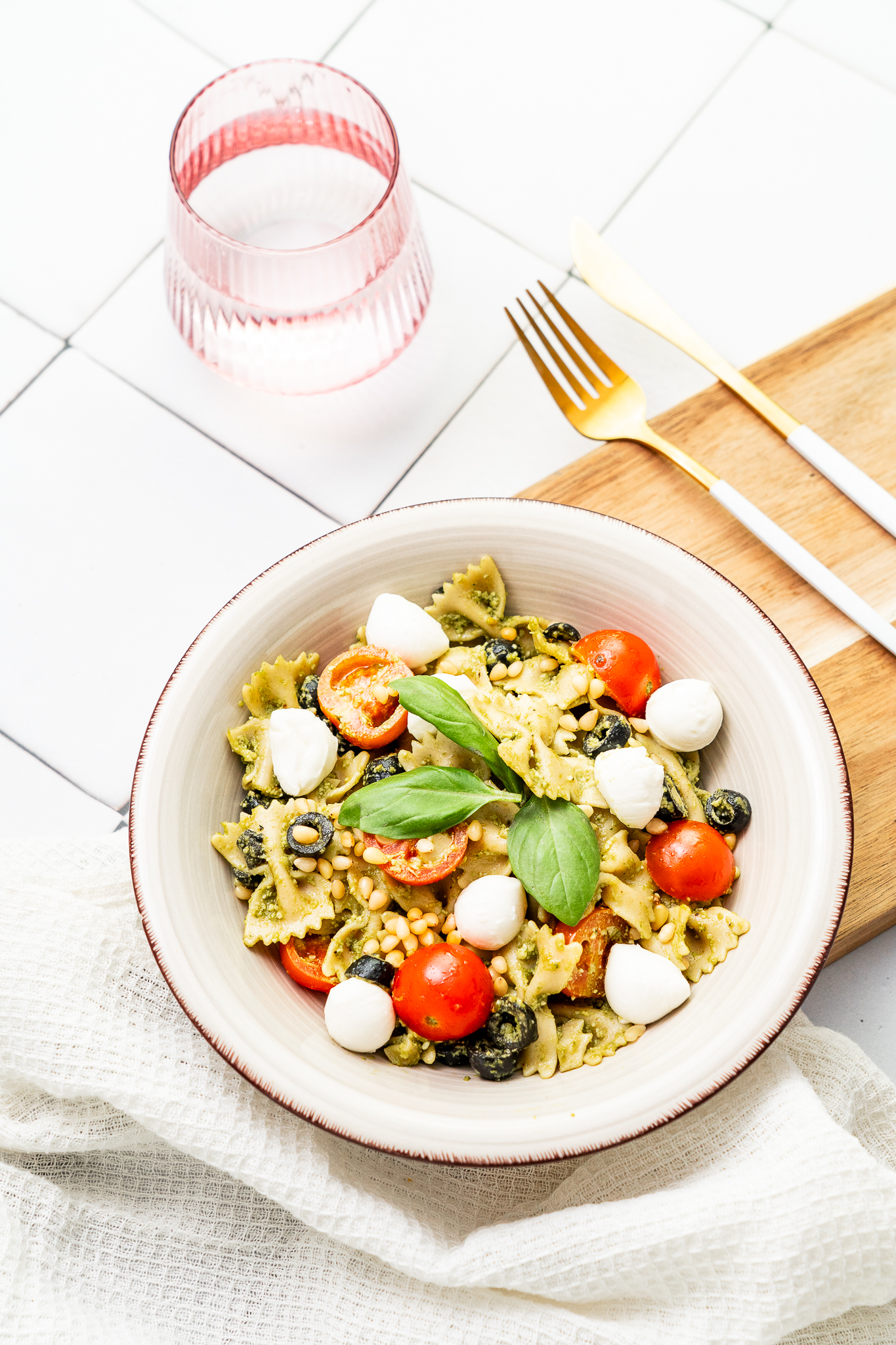 Sałatka włoska z makaronem i pesto / mozzarella mini / orzeszki piniowe 