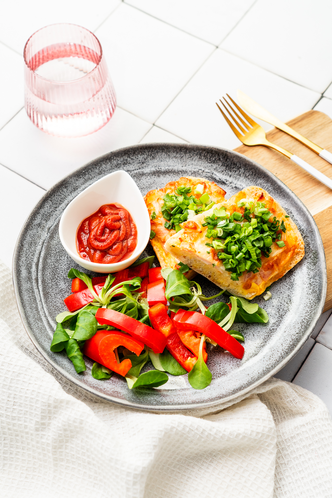 Zapiekanki z jajkiem, mozzarellą i wędliną z indyka / papryka, ketchup