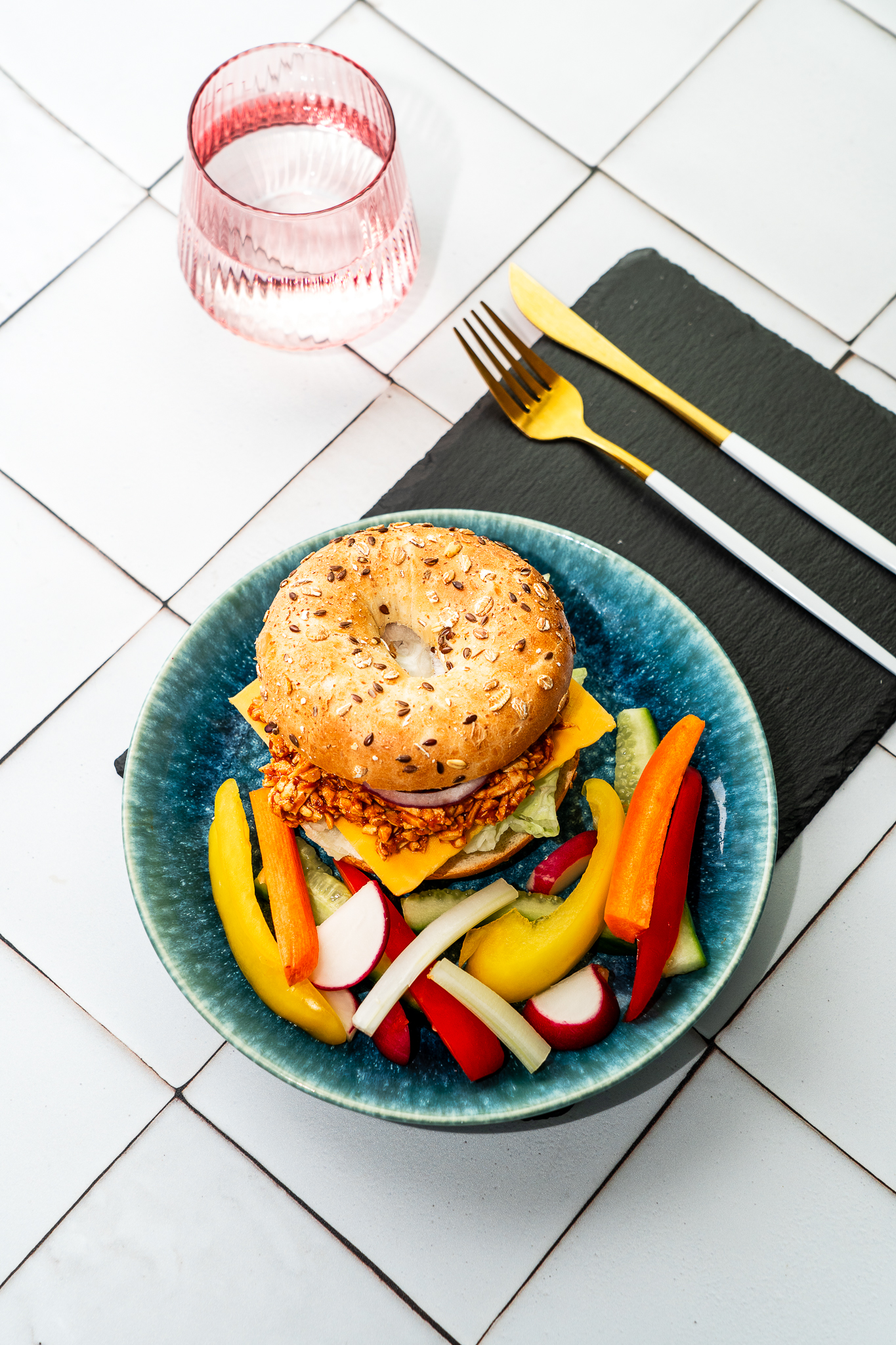 Bajgiel wieloziarnisty z szarpanym tofu w domowym sosie bbq i serem cheddar / chrupiące warzywa