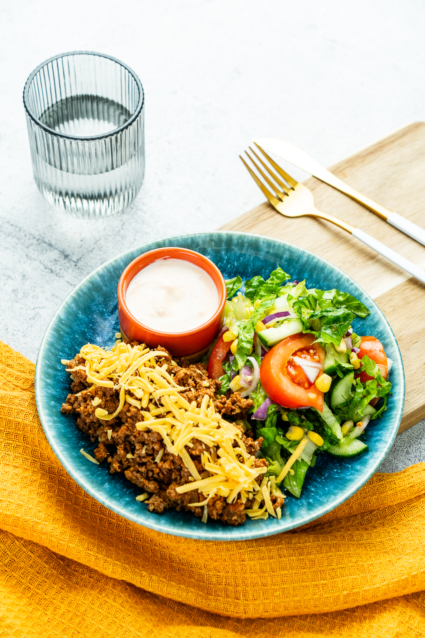 Keto wołowy kebab, świeżą sałatką z kapusty pekińskiej i dipem czoskowym na bazie skyru i sosu sriracha