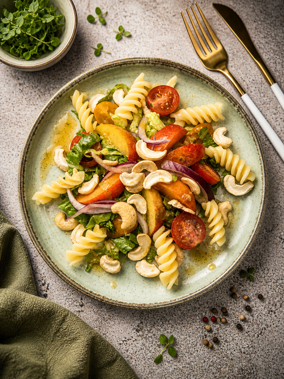Letnia sałatka makaronowa bez glutenu z orzechami nerkowca i brzoskwinią / dressing bazyliowy z chili