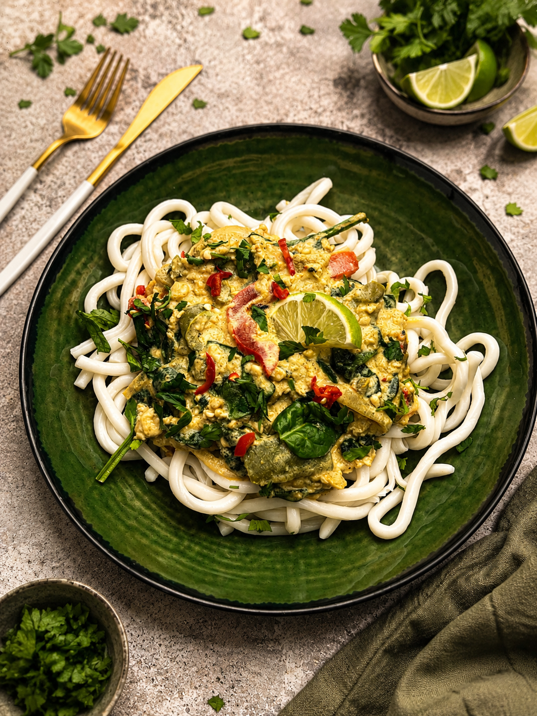 Kurczak w sosie satay z makaronem udon