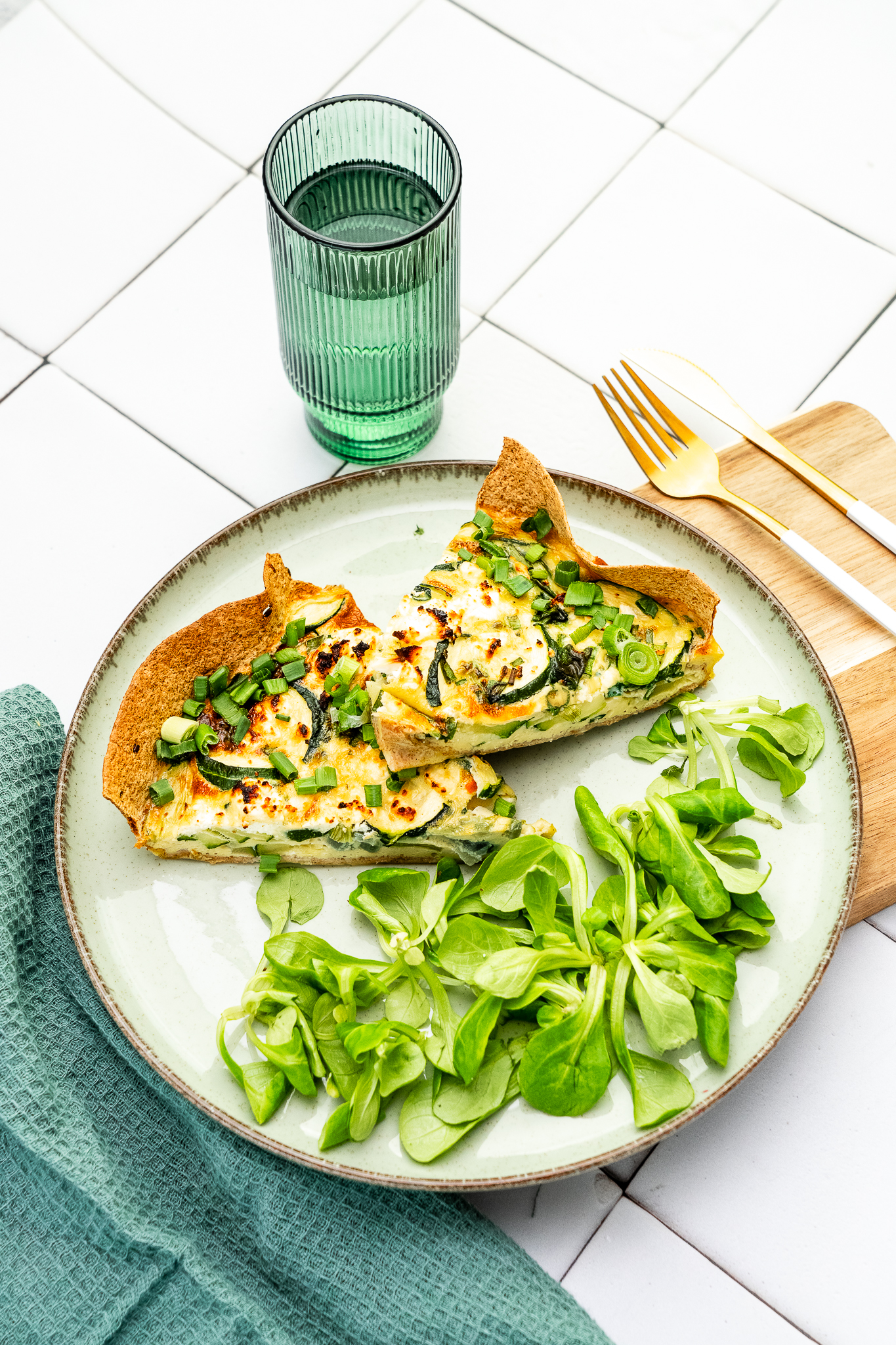 Tortilla pełnoziarnista z jajkiem, cukinią i fetą