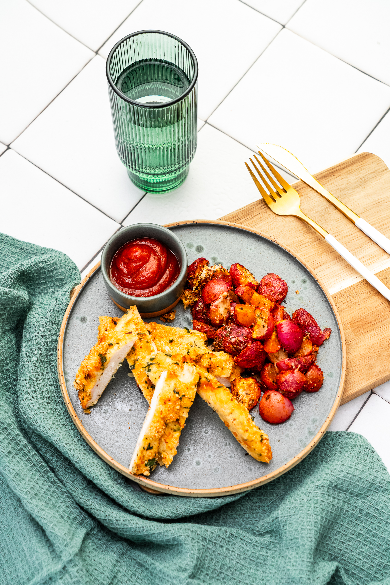 Nuggetsy z kurczaka migdałowo-parmezanowe / pieczone ziemniaki (edit: rzodkiewki) keto