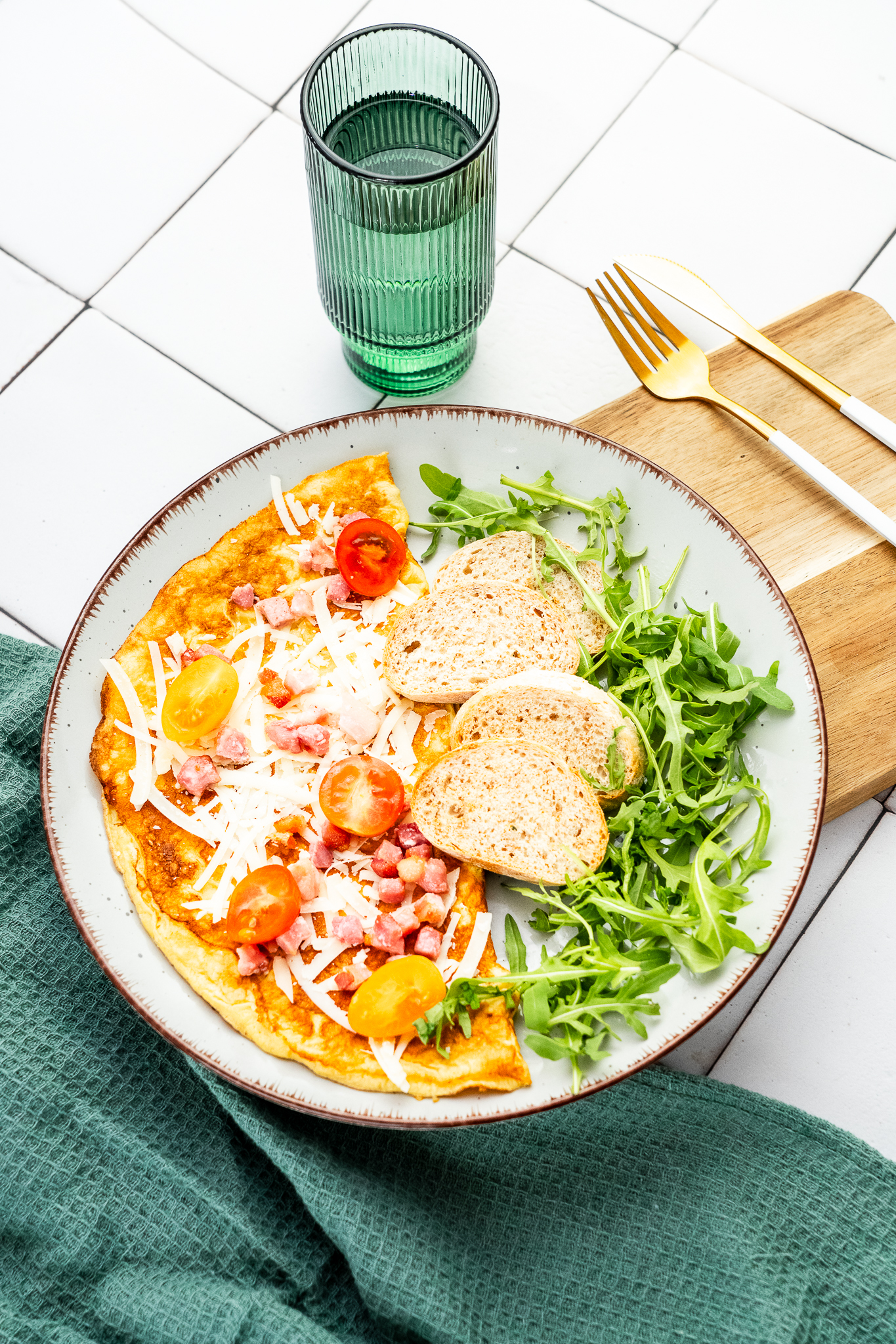 Maślany omlet francuski z serem Pecorino Romano i pancettą / grahamka tost