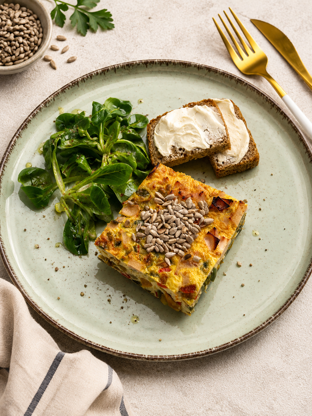 Omlet z salsą z papryki i szynką drobiową podany z żytnią grzanką z serkiem almette light