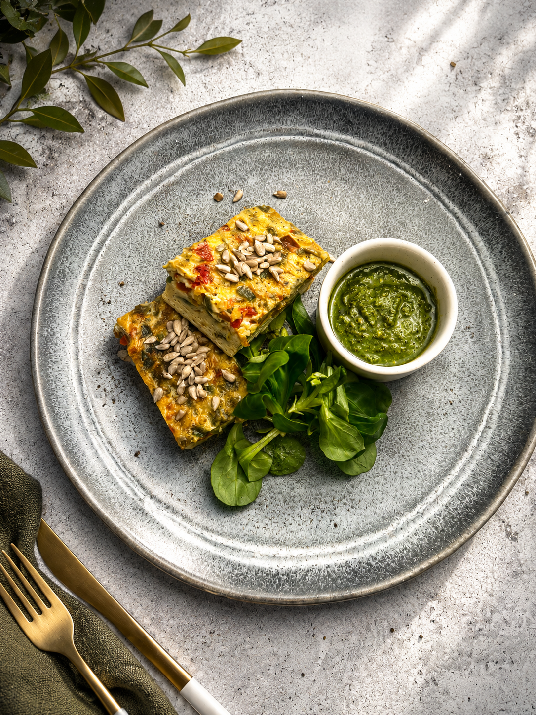 Keto omlet z salsą z papryki i serem lazur podany z pesto bazyliowym