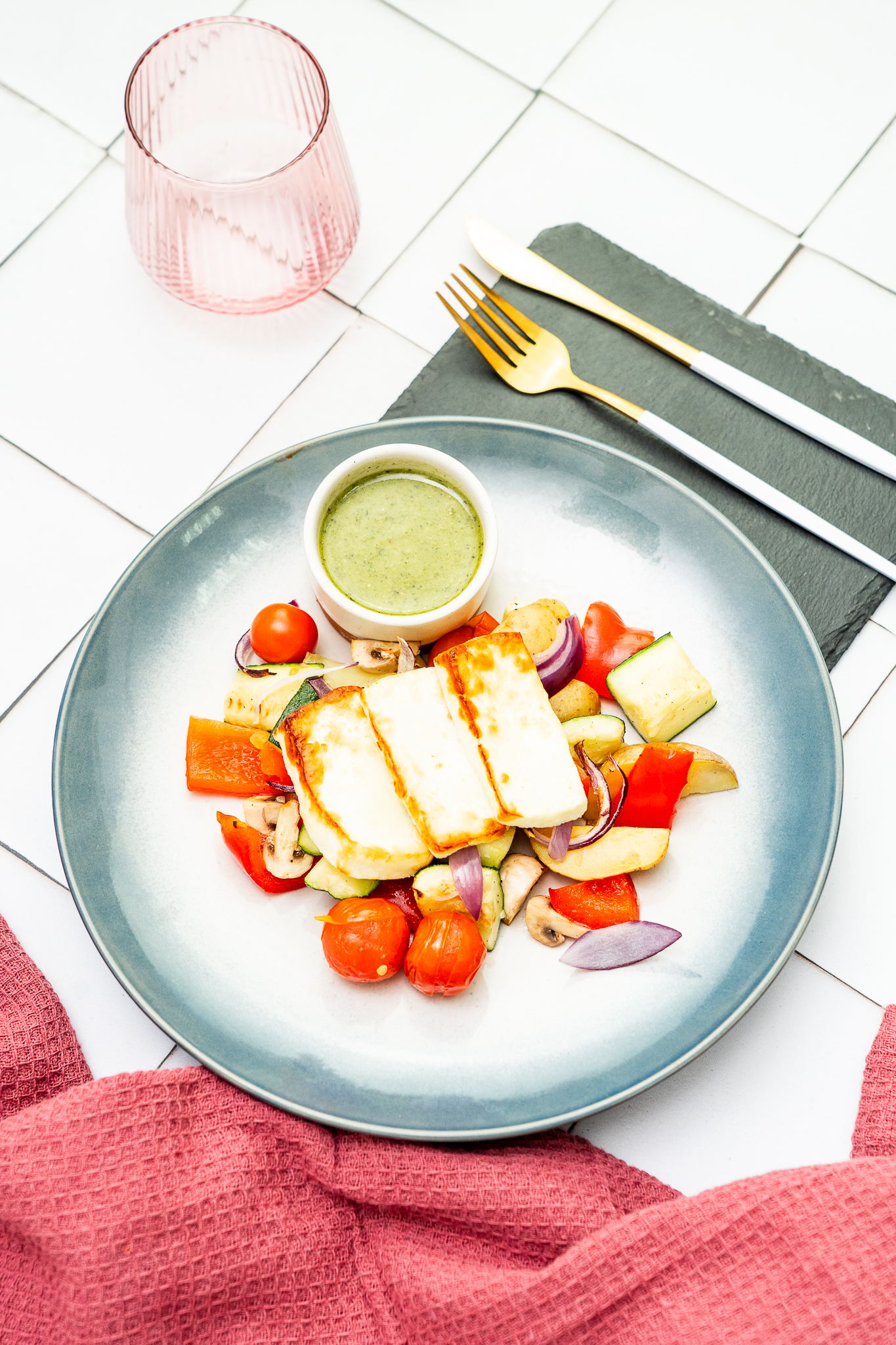 Złociste halloumi podany z pieczonymi warzywami z oliwą i solą morską oraz pesto z pistacji i bazylii