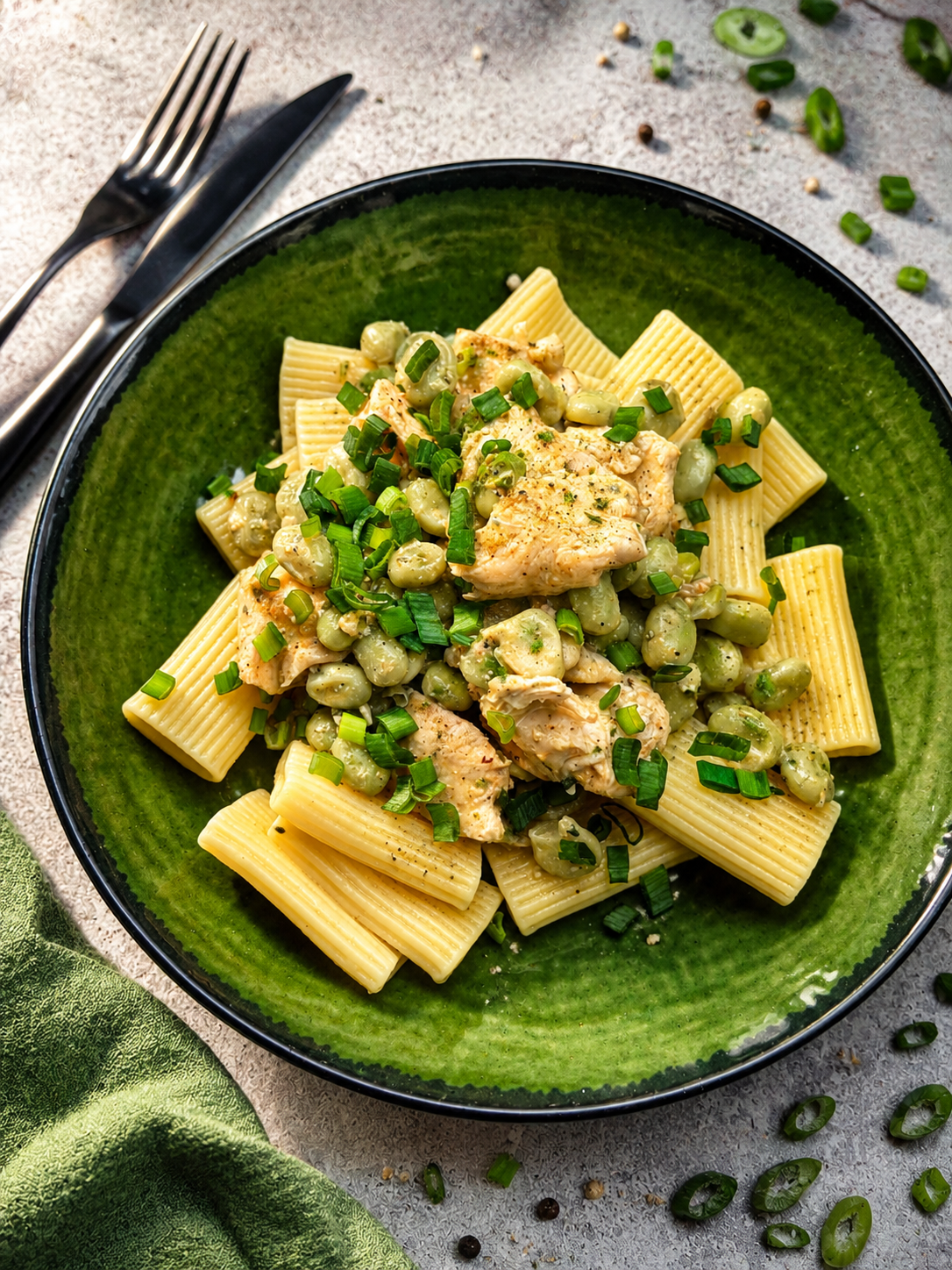 Kurczak w sosie na bazie skyru z pesto i bobem podane z rigatoni