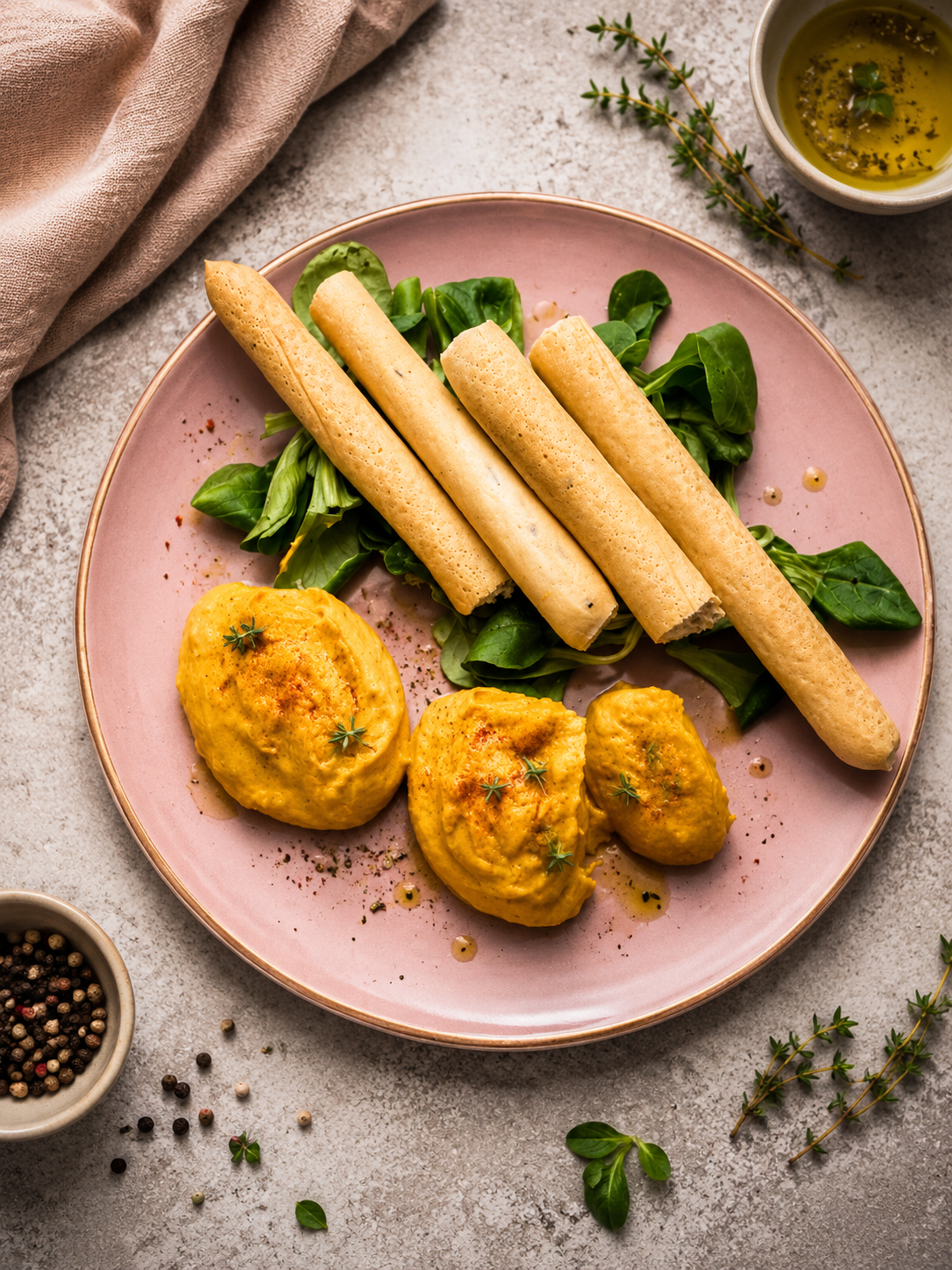 Hummus marchewkowy z pastą tahini / grissini