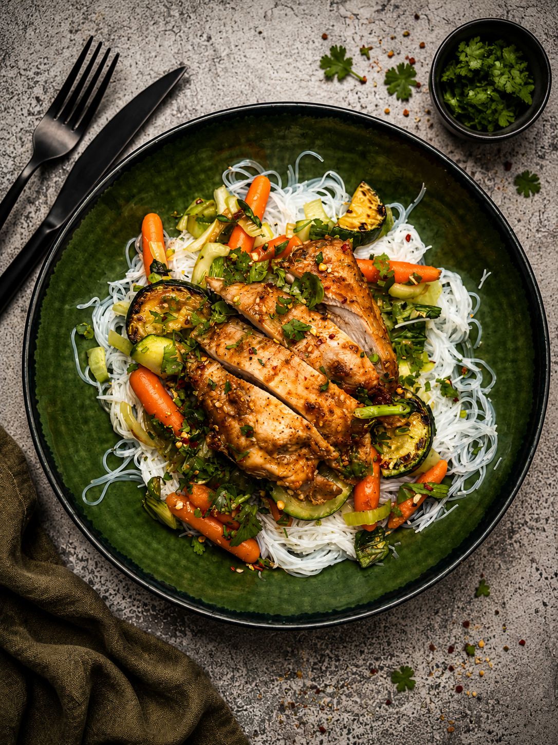 Udka czosnkowo-imbirowe z makaronem ryżowym vermicelli / pak choi, marchewka i cukinia