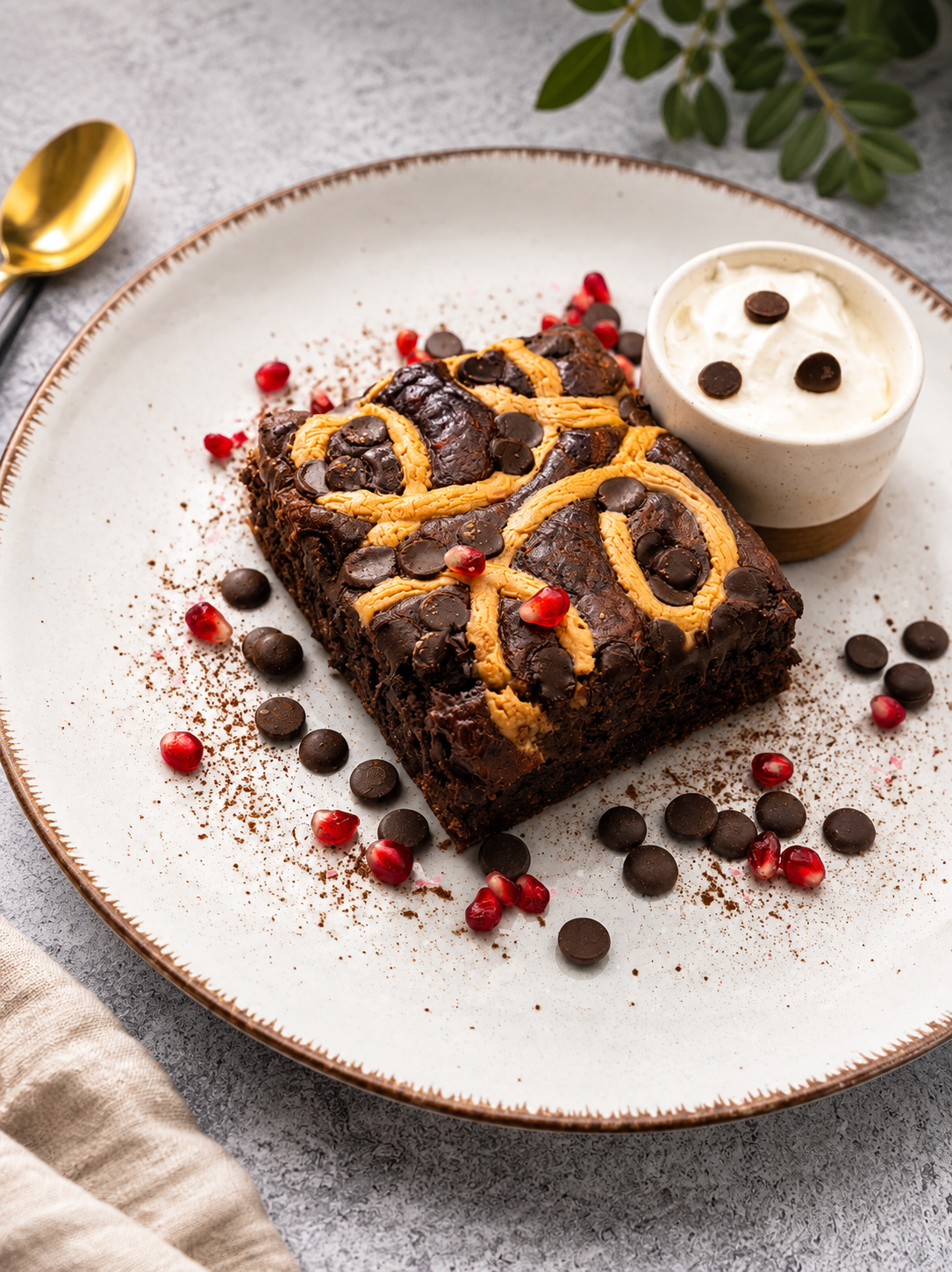 Pieczona owsianka brownie z bananem i masłem orzechowym podana ze skyrem waniliowym
