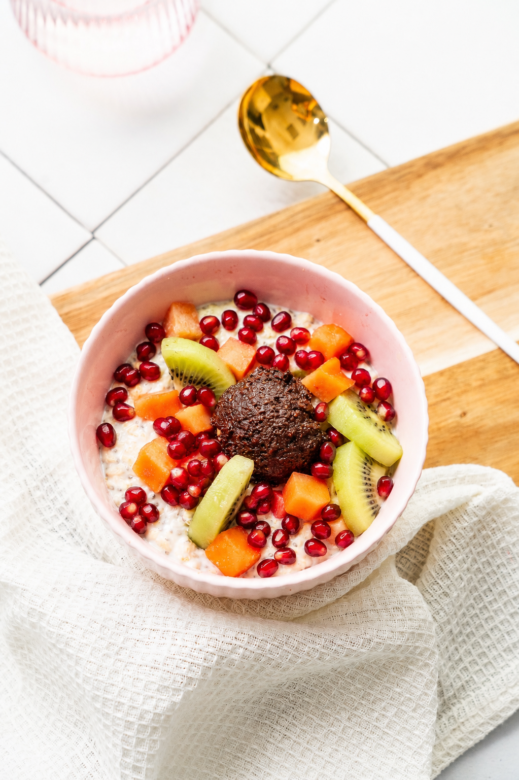 Owsianka z nasionami chia podana z domową praliną z prażonych orzechów laskowych, kiwi, papają i granatem