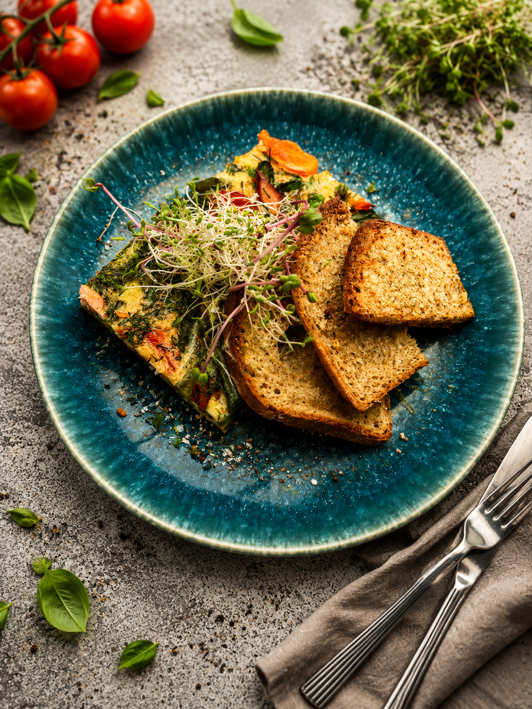 Frittata z łososiem wędzonym na ciepło i szparagami / tost bezglutenowy