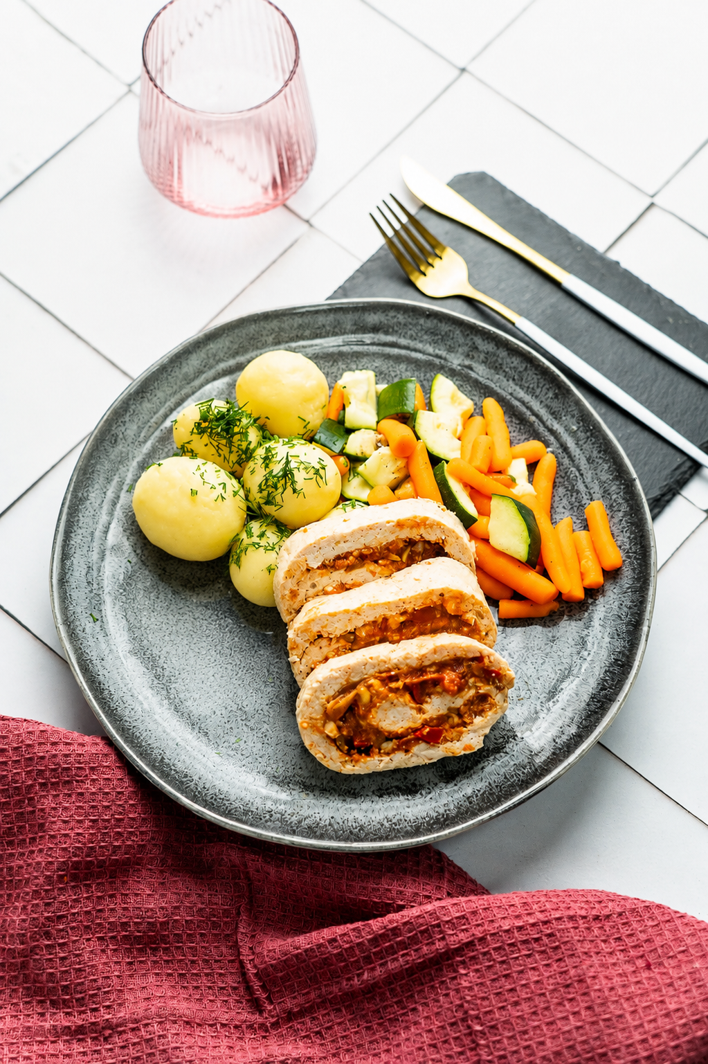 Roladka drobiowa z mozzarellą i papryką podana z gotowanymi ziemniaczkami oraz cukinią i marchewką z pary