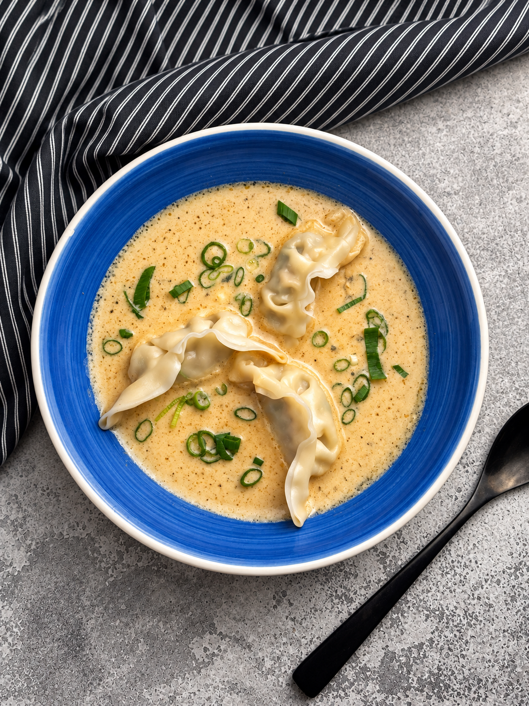 Rozgrzewająca zupa z pierożkami gyoza, imbirem, chili i nutą limonki