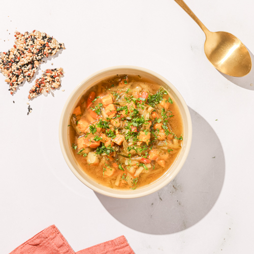 Zupa ogórkowa z żytnimi grzankami