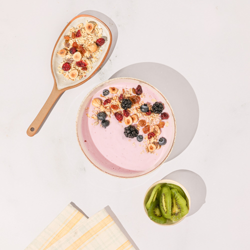 Śniadaniowy bowl z truskawkowym jogurtem bez laktozy, muesli i jabłkiem