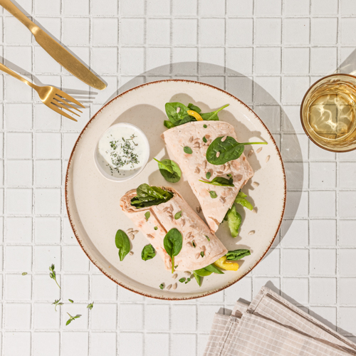 Tortilla z śmietankowym serkiem z wędzonym łososiem i warzywami