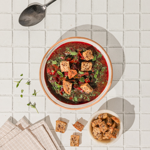 Barszcz ukraiński z żytnimi grzankami