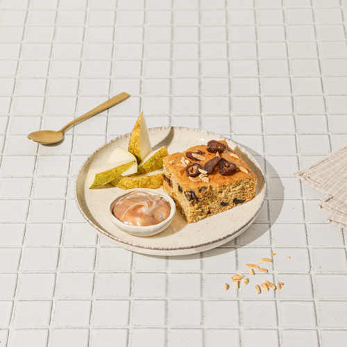 Chlebek na słodko z brzoskwinią i wegańskim jogurtem kawowym (może zawierać pestkę)