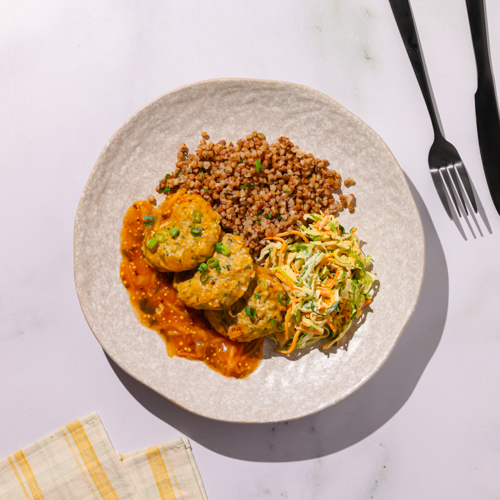 Drobiowe kotleciki z jarmużem w sosie musztardowym, surówką i ziołowa kaszą jęczmienną