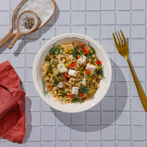 Sałatka z kaszą pęczak z selerem, wegańską fetą i papryką